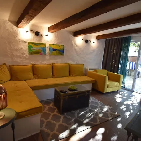 House Vira With A Pool Ferienhaus *