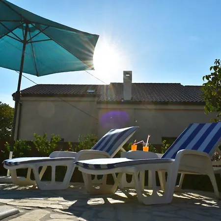 House Vira With A Pool Ferienhaus
