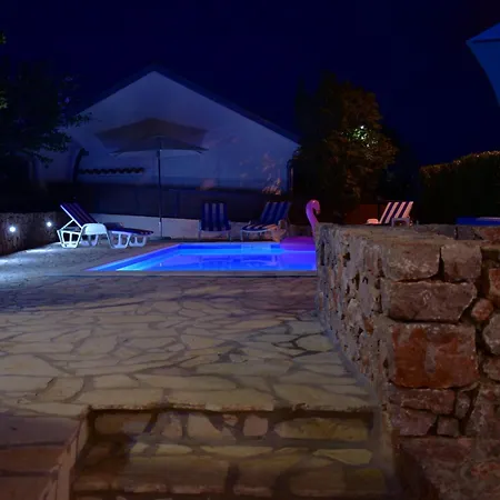 House Vira With A Pool Ferienhaus
